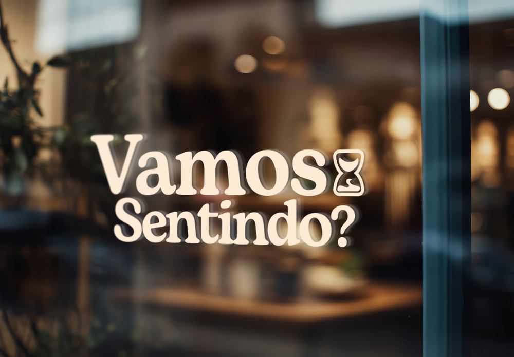 Adesivo de vitrine do podcast Vamos Sentindo?